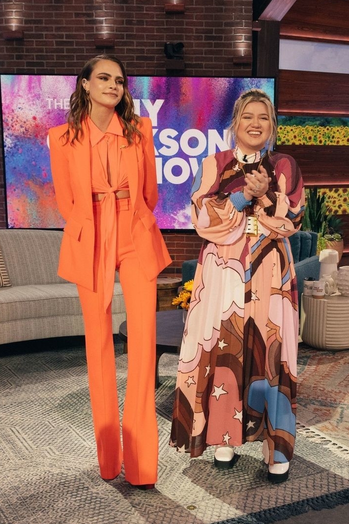 cara-delevingne-wore-alex-perry-orange-suit-the-kelly-clarkson-show