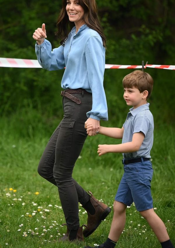 Kate Middleton wore  Blue  Shirt & Jeans  Volunteers @  Slough