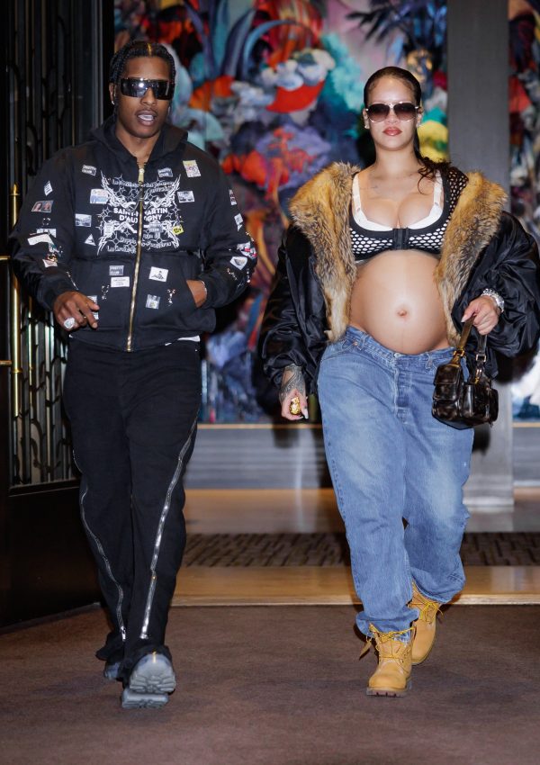 Pregnant Rihanna wore  Baggy Jeans &  Timberland  Boots @ New York May 7, 2023
