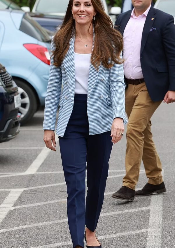 Kate Middleton  wore Blue Zara Blazer @ Winsdsor Family Hub