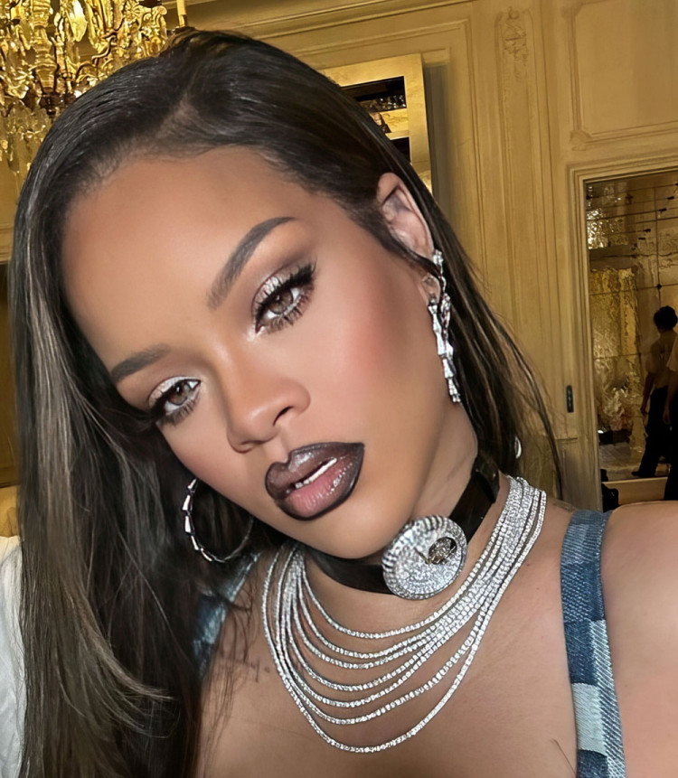 Rihanna Wears ₹5.7 Crore Diamond Watch Around Her Neck @ Louis Vuitton Show  in Paris