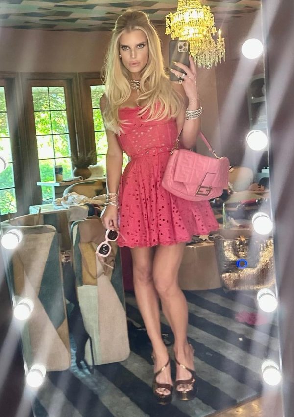 Jessica Simpson carries    Fendi Baguette Bag @ Instagram August 25, 2023
