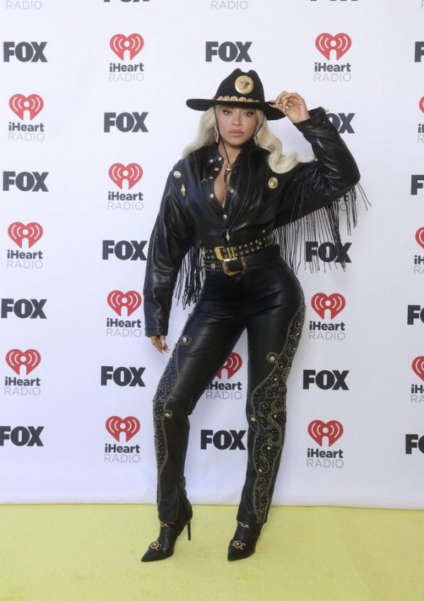 Beyoncé wears  Versace @ 2024 iHeartRadio Music Awards